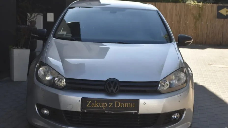 VOLKSWAGEN Golf -
