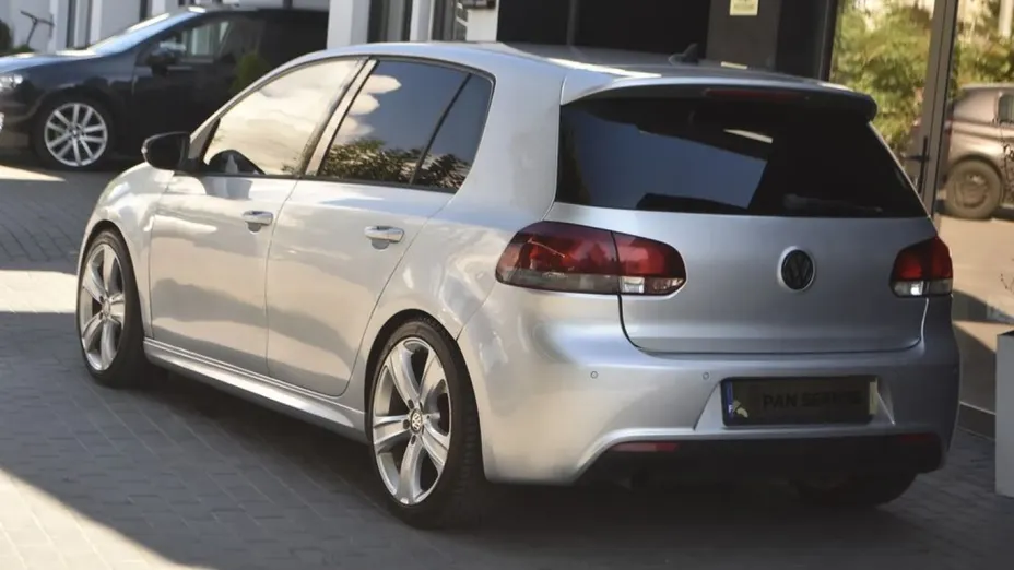 VOLKSWAGEN Golf -