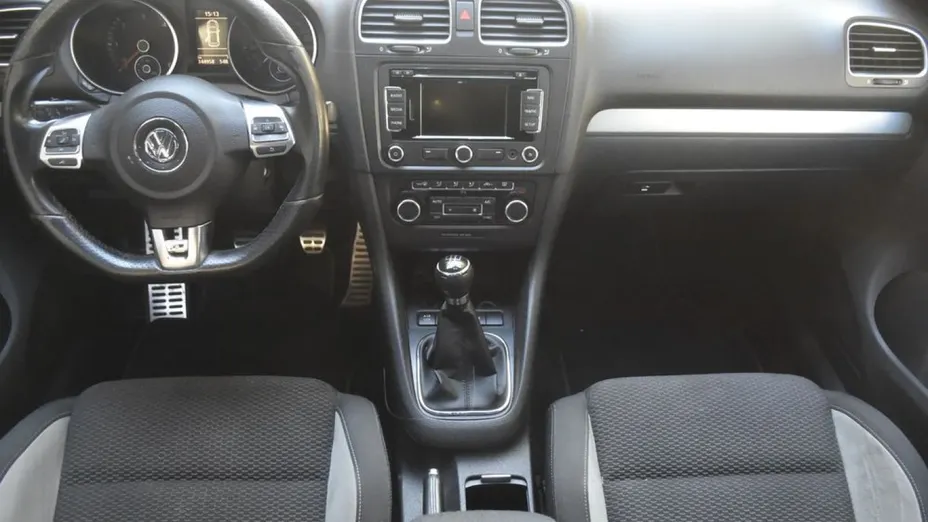 VOLKSWAGEN Golf -