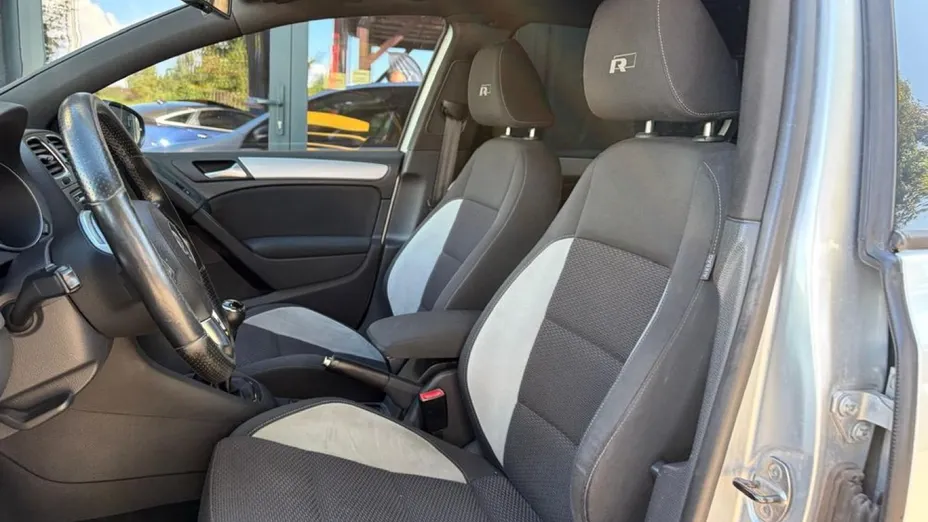 VOLKSWAGEN Golf -