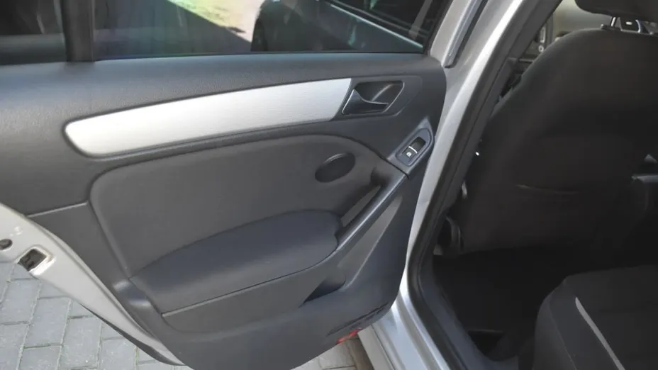 VOLKSWAGEN Golf -