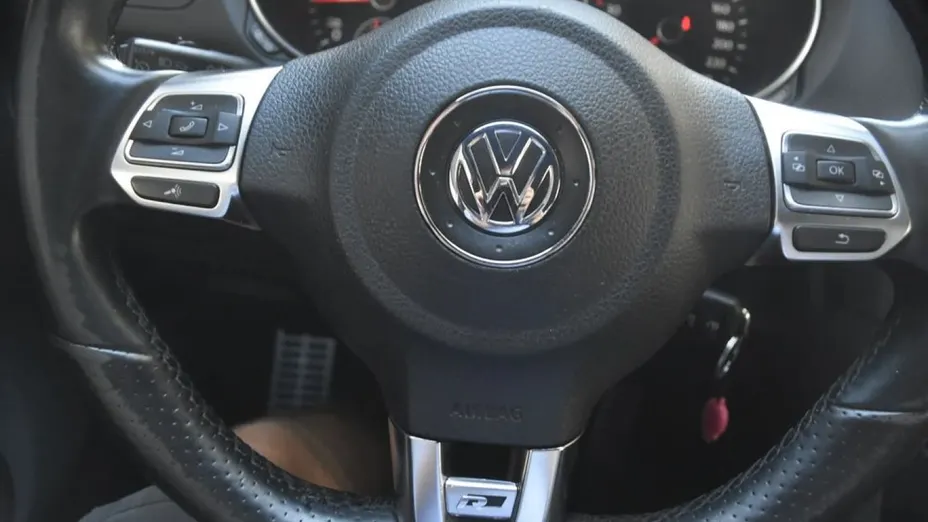 VOLKSWAGEN Golf -