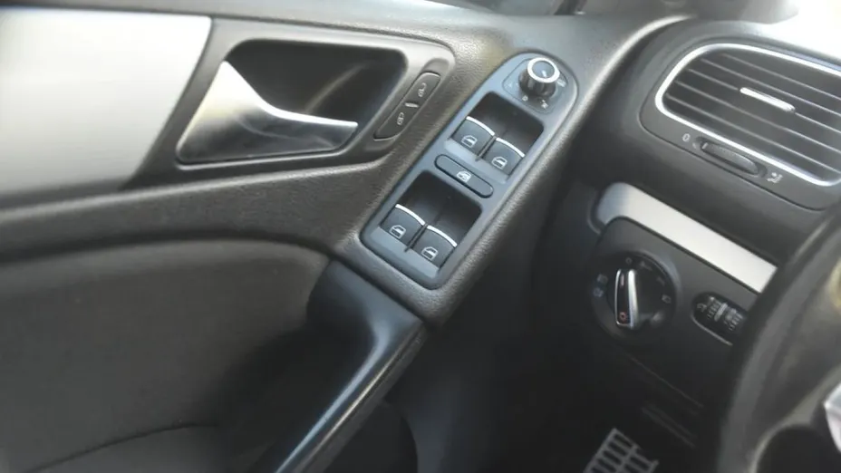 VOLKSWAGEN Golf -