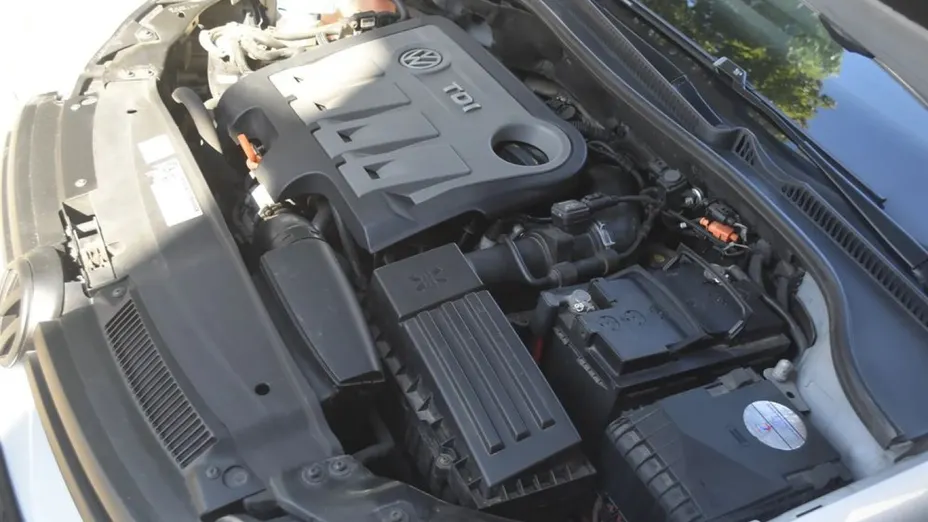 VOLKSWAGEN Golf -