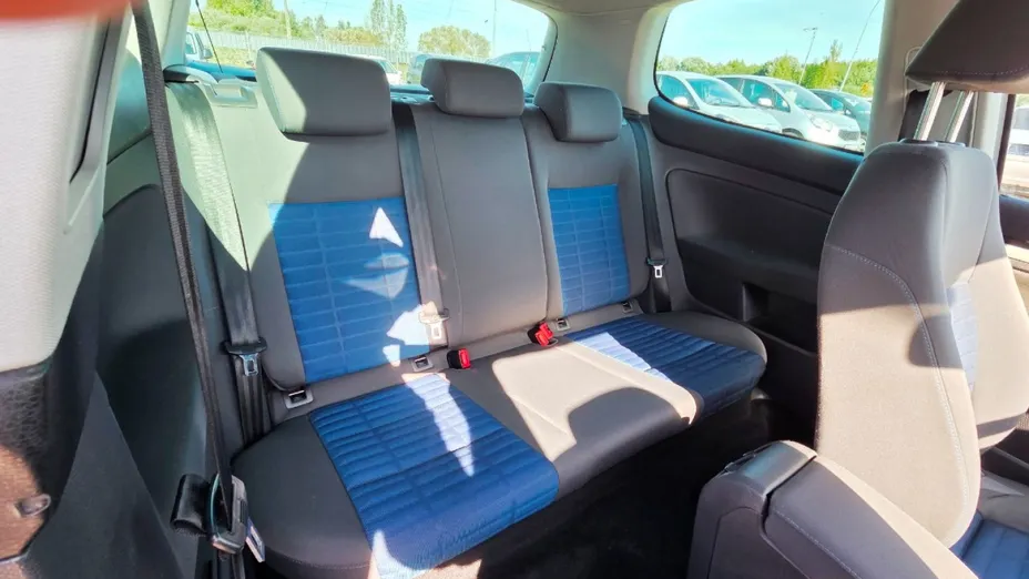 VOLKSWAGEN Golf -