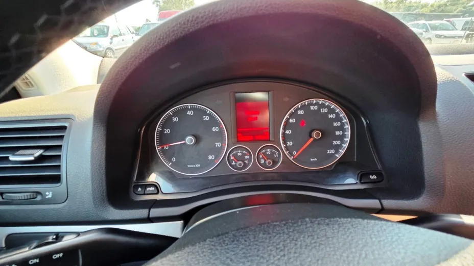 VOLKSWAGEN Golf -
