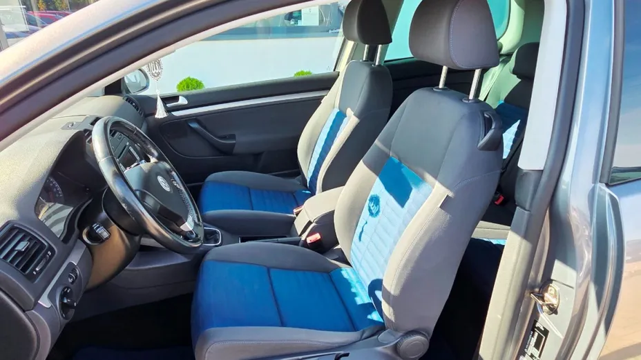 VOLKSWAGEN Golf -