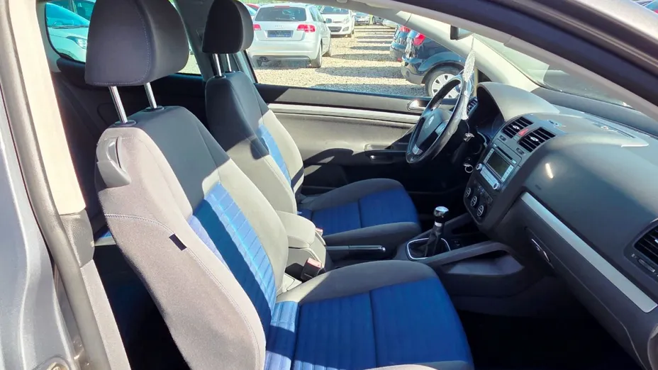 VOLKSWAGEN Golf -