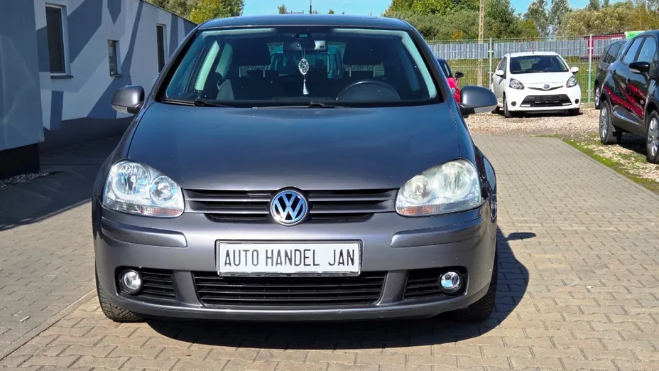 VOLKSWAGEN Golf -