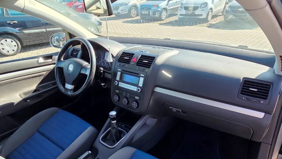 VOLKSWAGEN Golf -