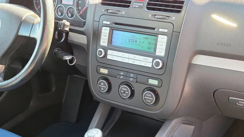 VOLKSWAGEN Golf -