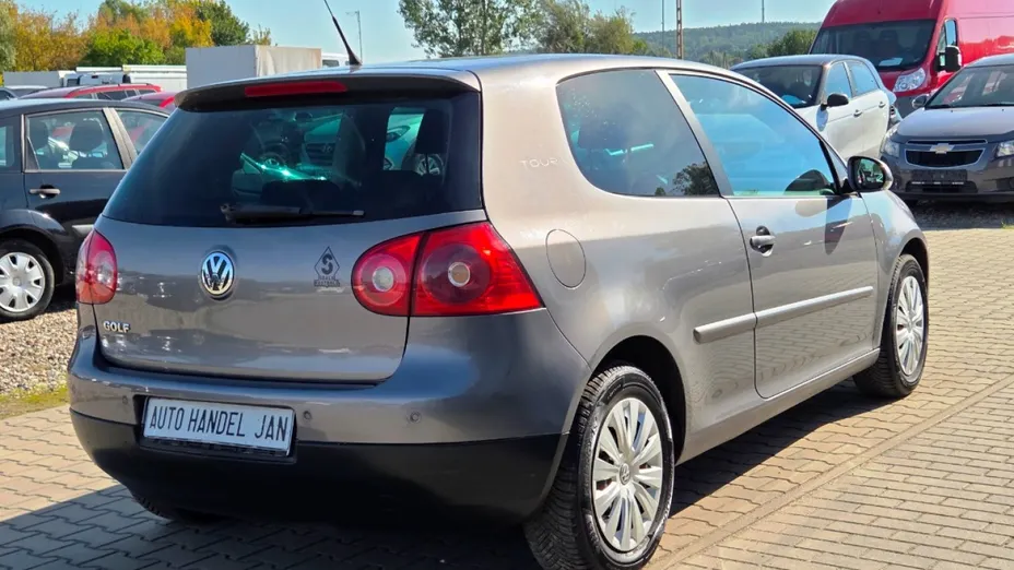VOLKSWAGEN Golf -