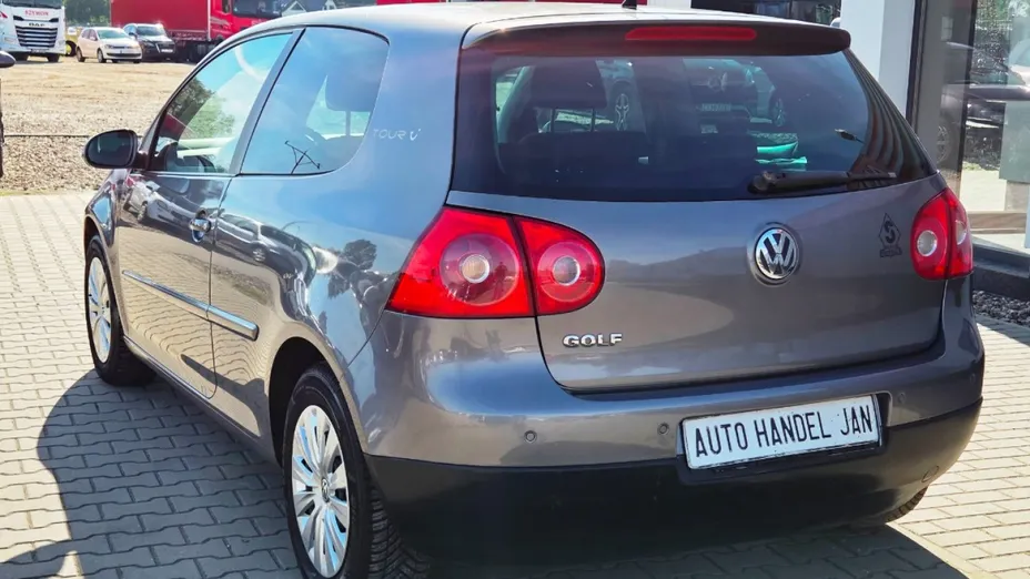 VOLKSWAGEN Golf -