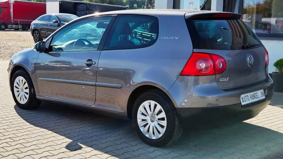 VOLKSWAGEN Golf -