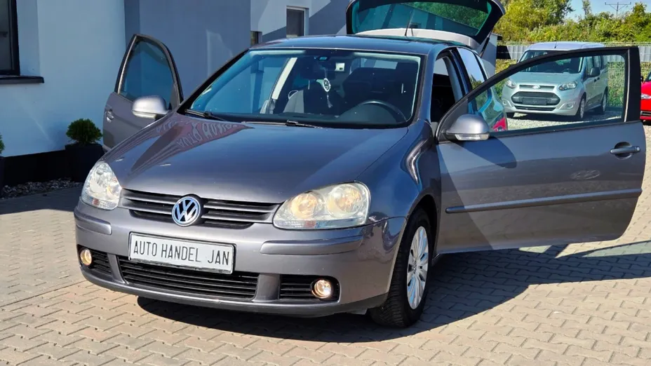 VOLKSWAGEN Golf -