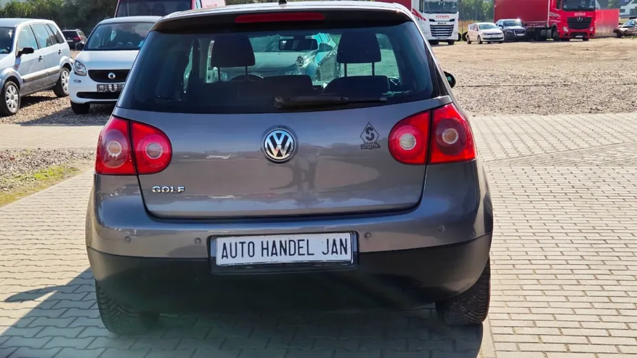 VOLKSWAGEN Golf -