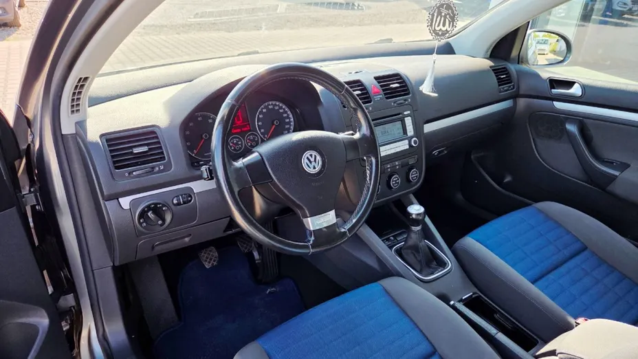 VOLKSWAGEN Golf -