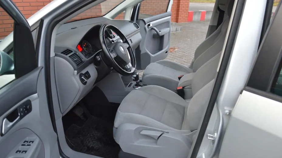 VOLKSWAGEN Touran -