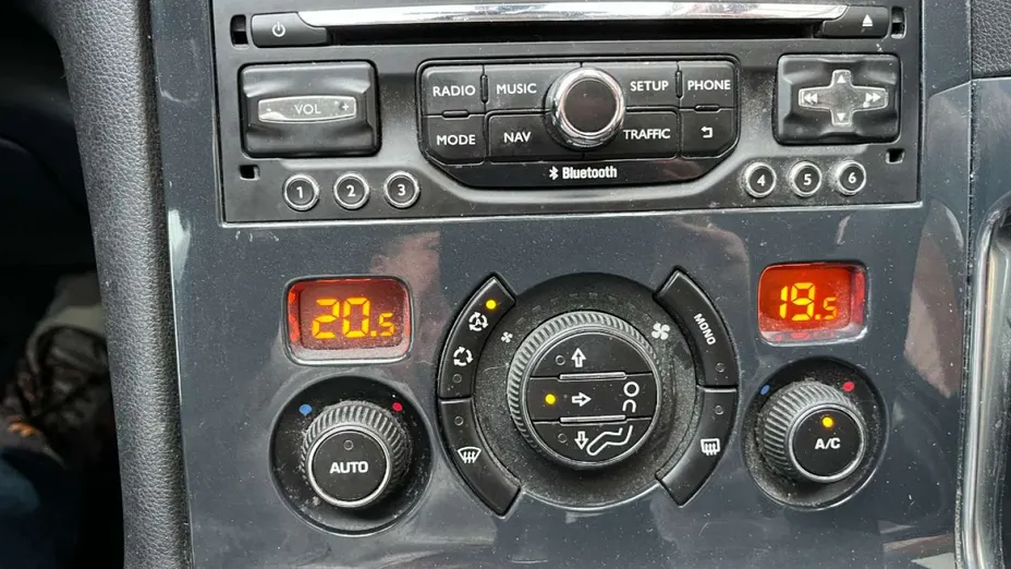 PEUGEOT 3008 -