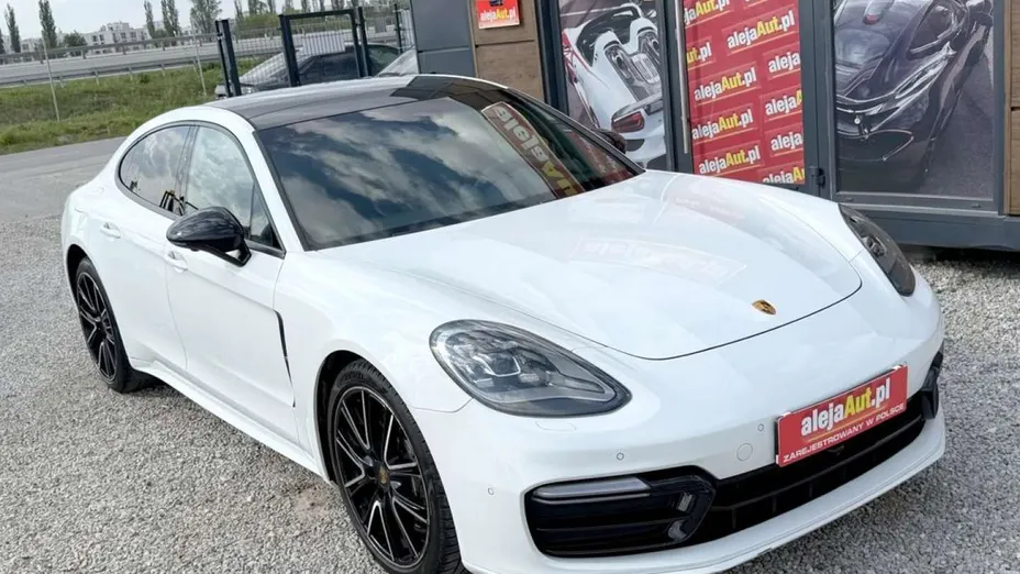 PORSCHE Panamera -