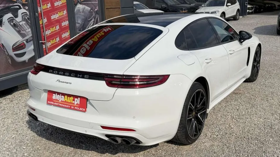 PORSCHE Panamera -