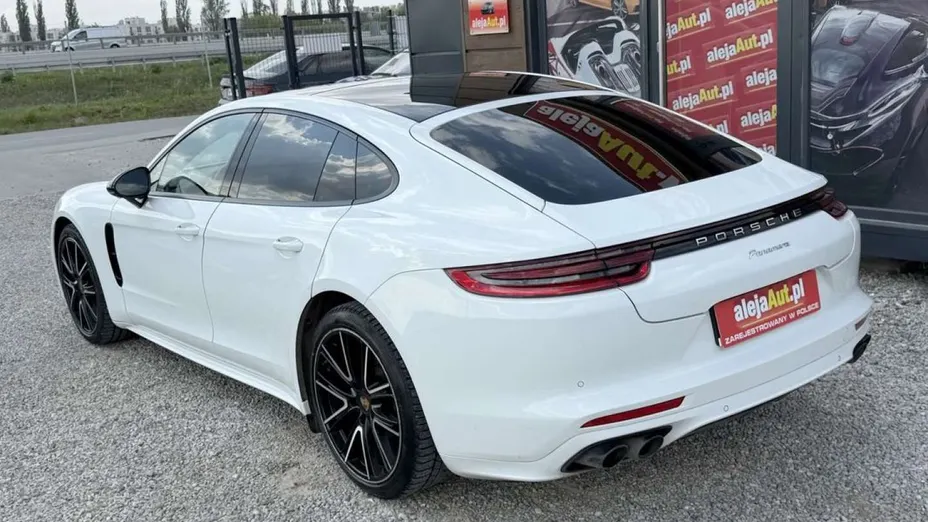 PORSCHE Panamera -