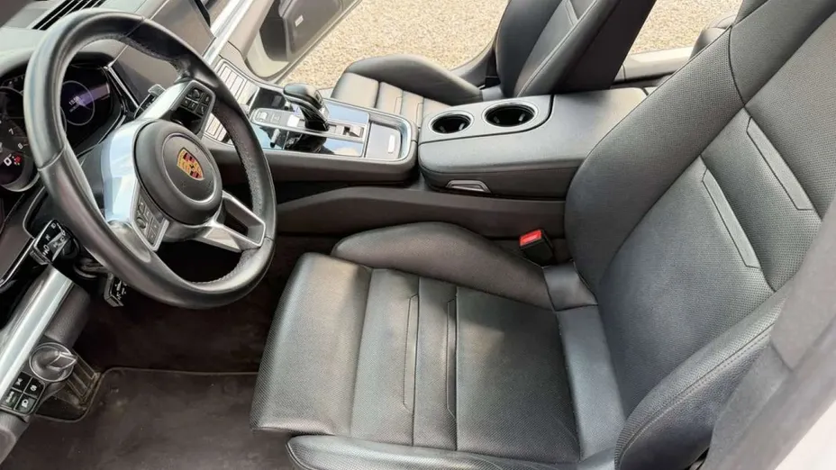 PORSCHE Panamera -