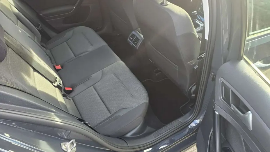 VOLKSWAGEN Golf -