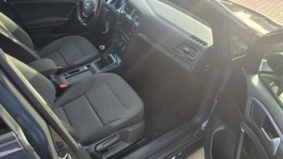 VOLKSWAGEN Golf -