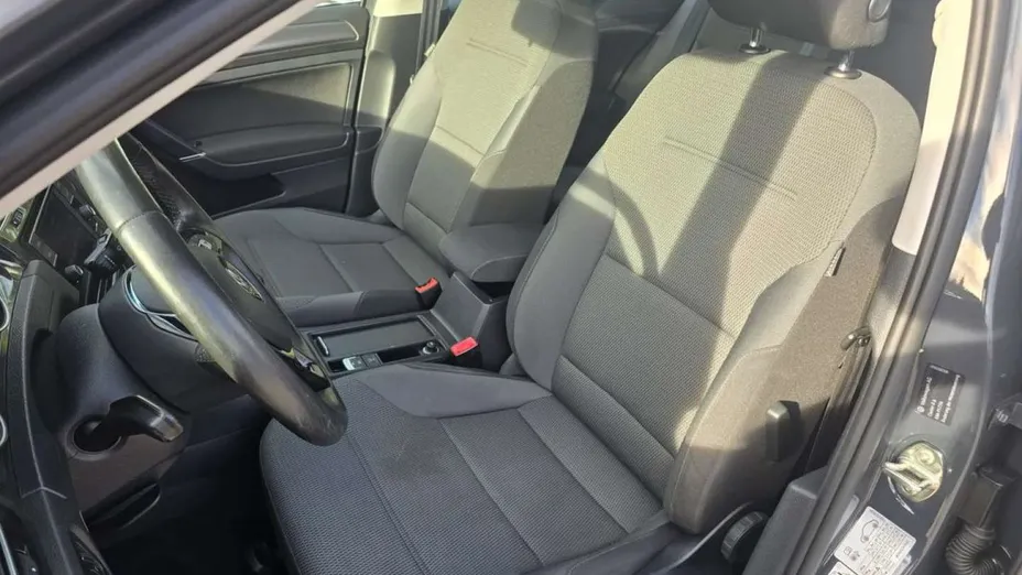 VOLKSWAGEN Golf -