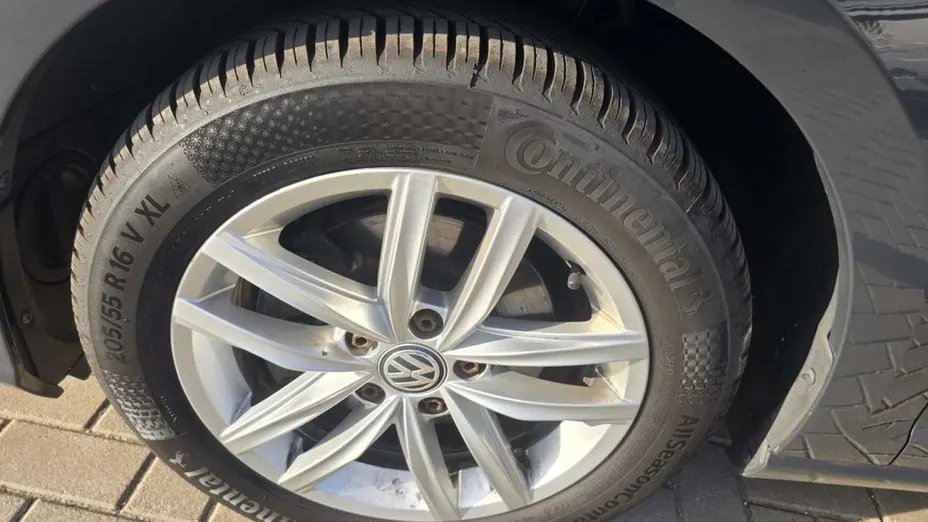 VOLKSWAGEN Golf -