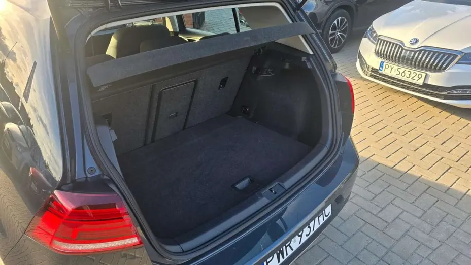 VOLKSWAGEN Golf -
