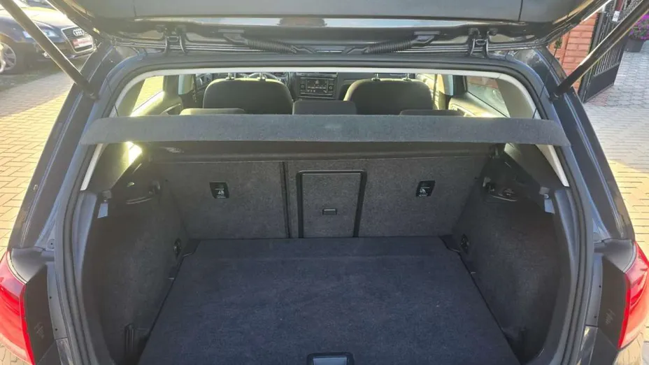 VOLKSWAGEN Golf -