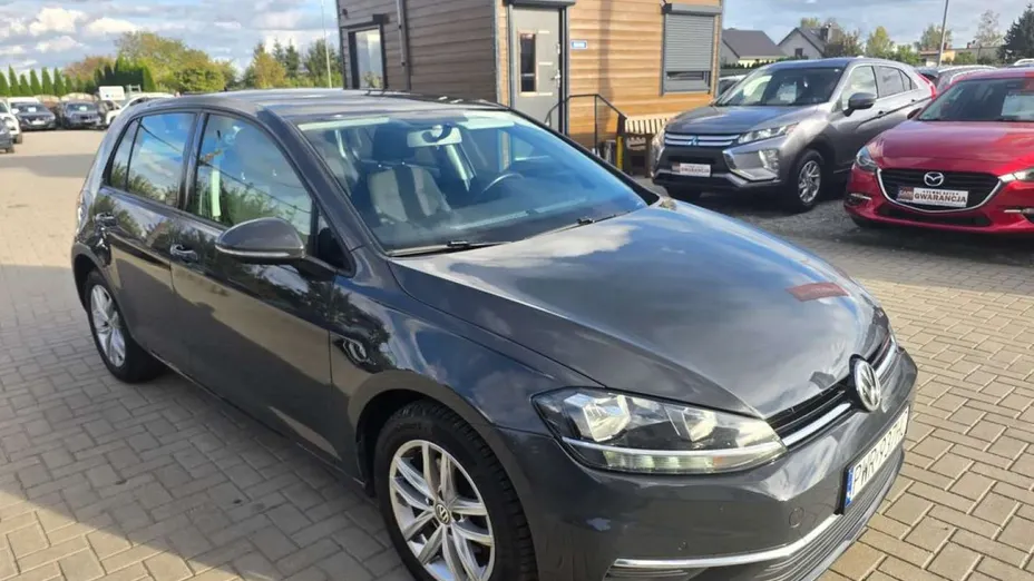 VOLKSWAGEN Golf -