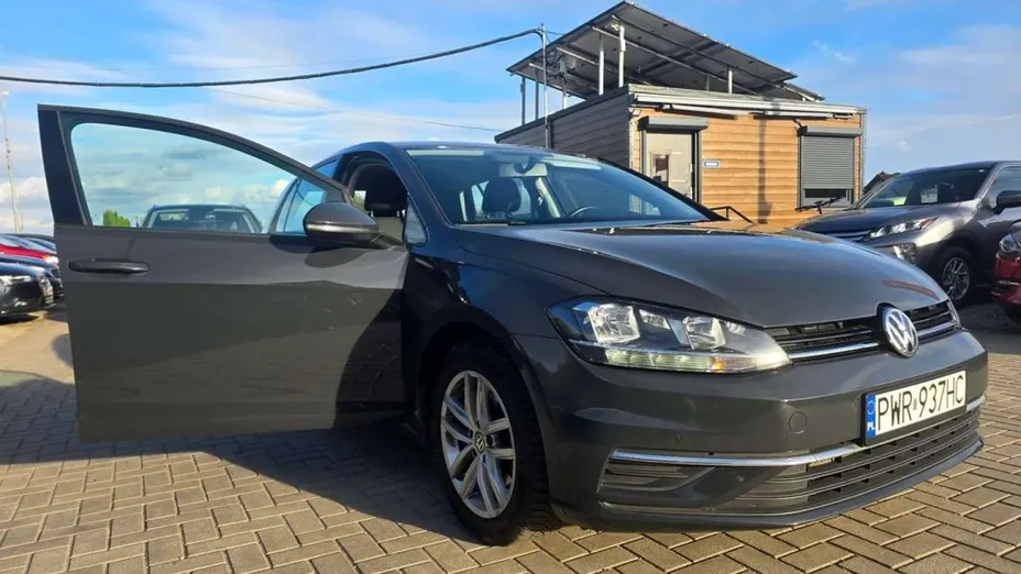 VOLKSWAGEN Golf -