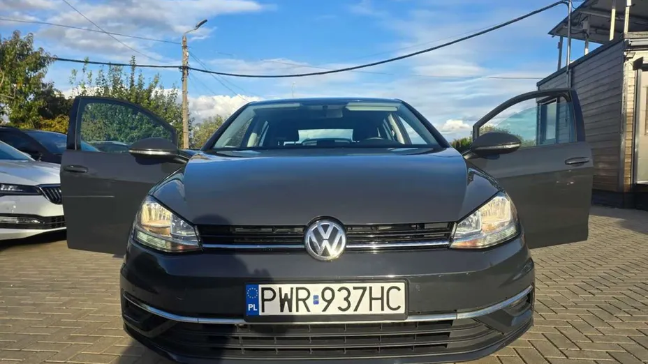 VOLKSWAGEN Golf -