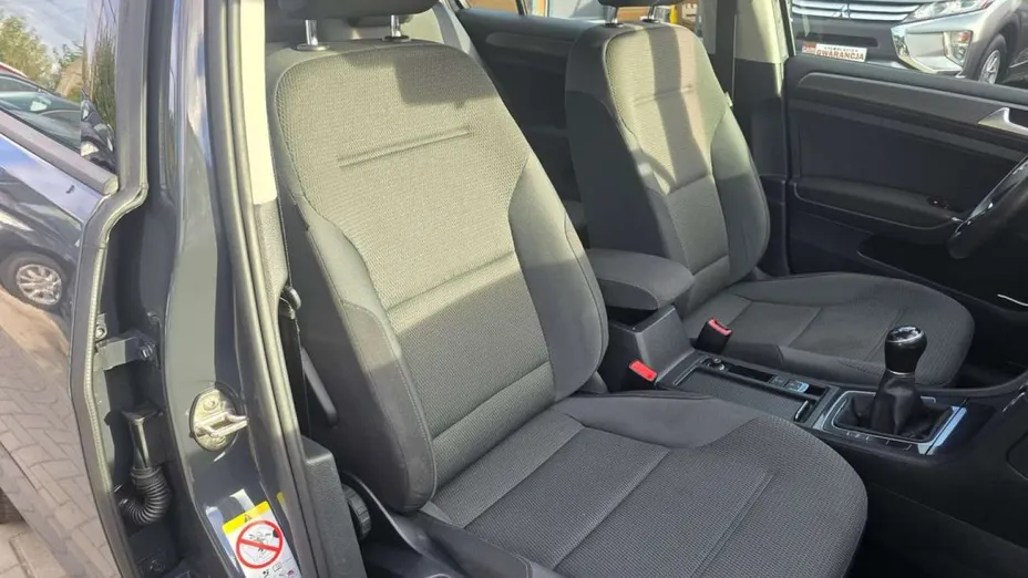 VOLKSWAGEN Golf -
