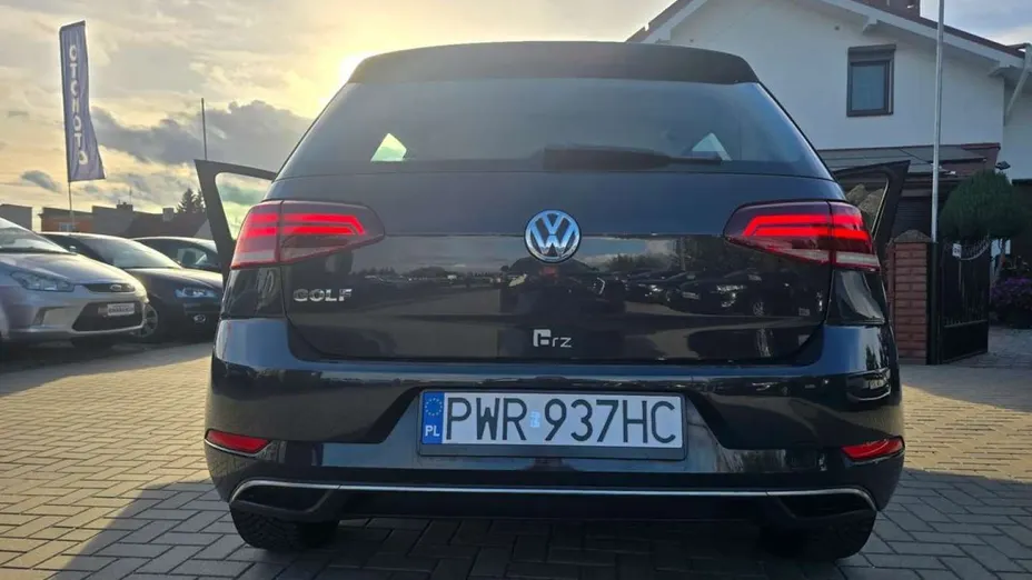 VOLKSWAGEN Golf -