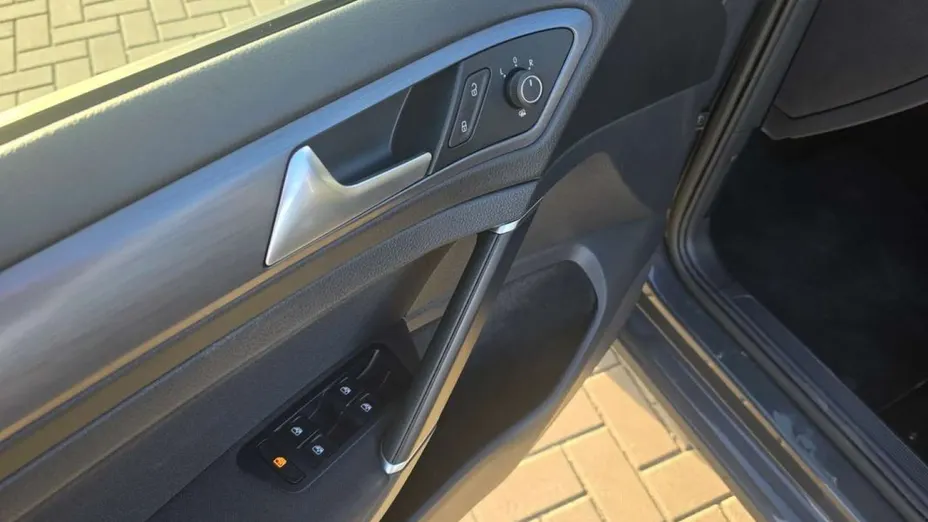 VOLKSWAGEN Golf -
