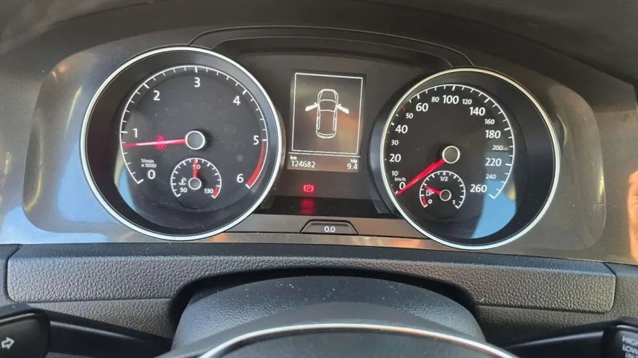 VOLKSWAGEN Golf -