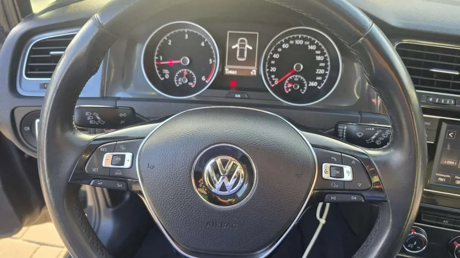 VOLKSWAGEN Golf -