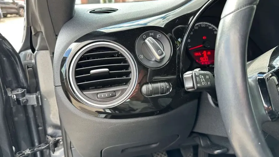 VOLKSWAGEN Beetle -