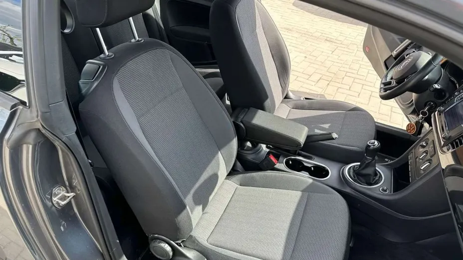 VOLKSWAGEN Beetle -