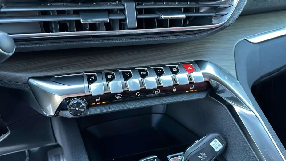PEUGEOT 3008 -