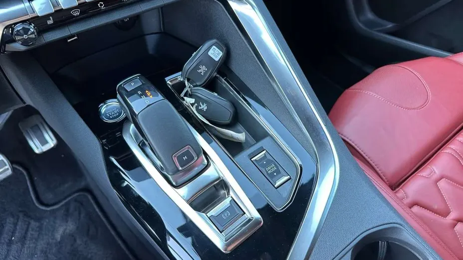 PEUGEOT 3008 -