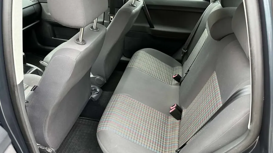 VOLKSWAGEN Polo -