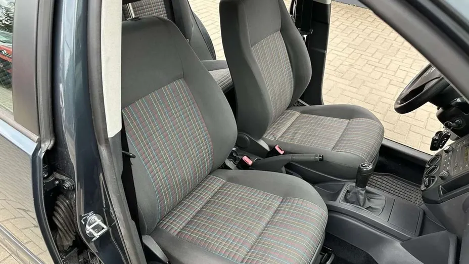 VOLKSWAGEN Polo -