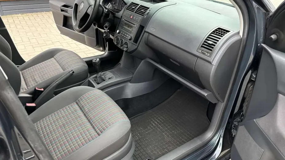 VOLKSWAGEN Polo -