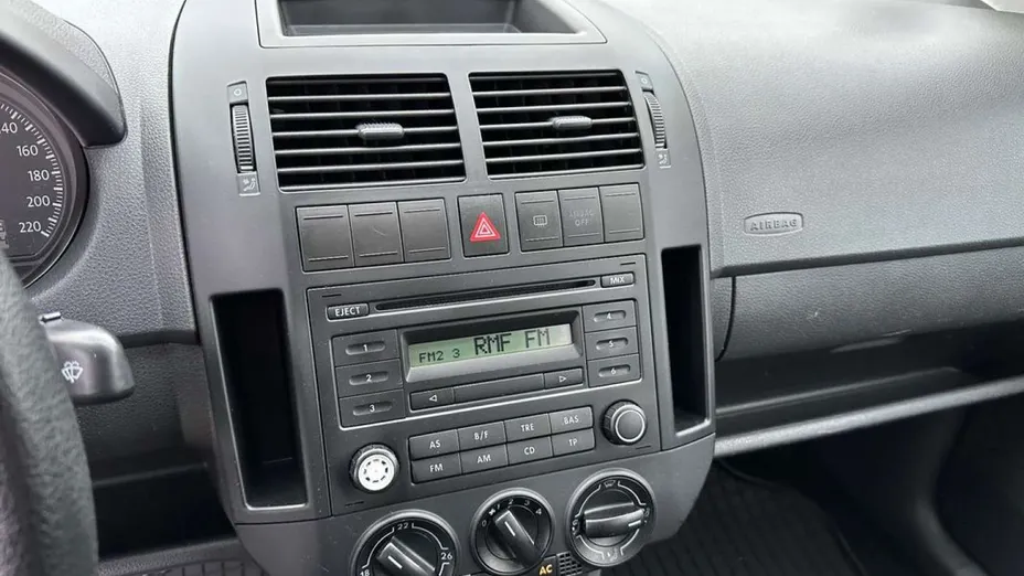 VOLKSWAGEN Polo -