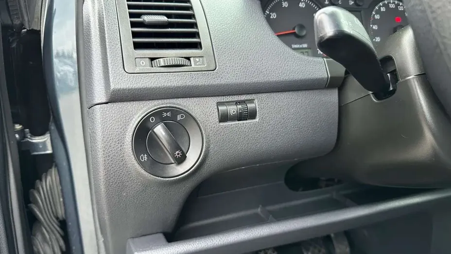 VOLKSWAGEN Polo -